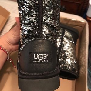 UGG CLASSIC SHORT BOOTS W REVERSIBLE SPARKLES